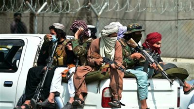 اتفاقات سرية أم حرب عصابات... سيناريوهات مستقبل «طالبان» و«أمراء الإرهاب» 