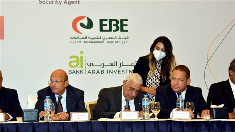 جانب من توقيع عقد