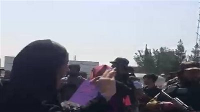 بالضرب وقنابل الغاز.. طالبان تفرق مظاهرة نسائية بقصر الرئاسة الأفغاني |فيديو