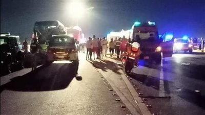 المباحث تستمع لأقوال المصابين في تصادم 11 سيارة وأتوبيس على طريق السويس الصحراوي