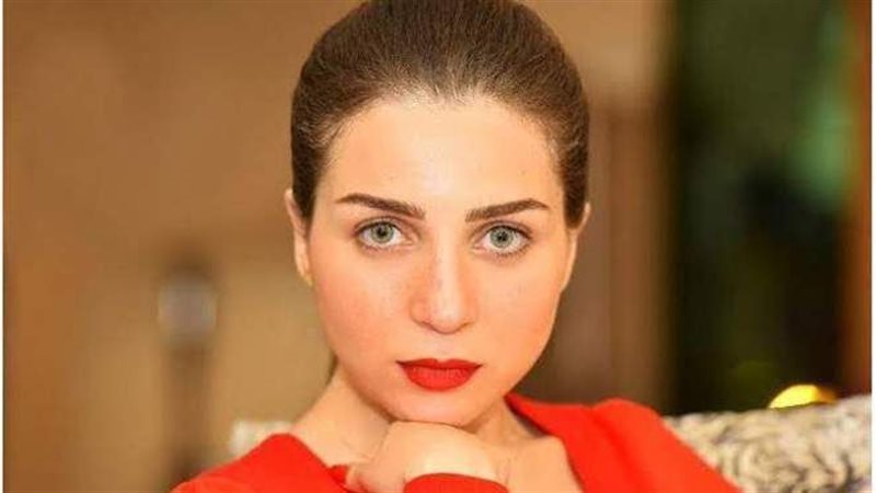الفنانة مي عز الدين