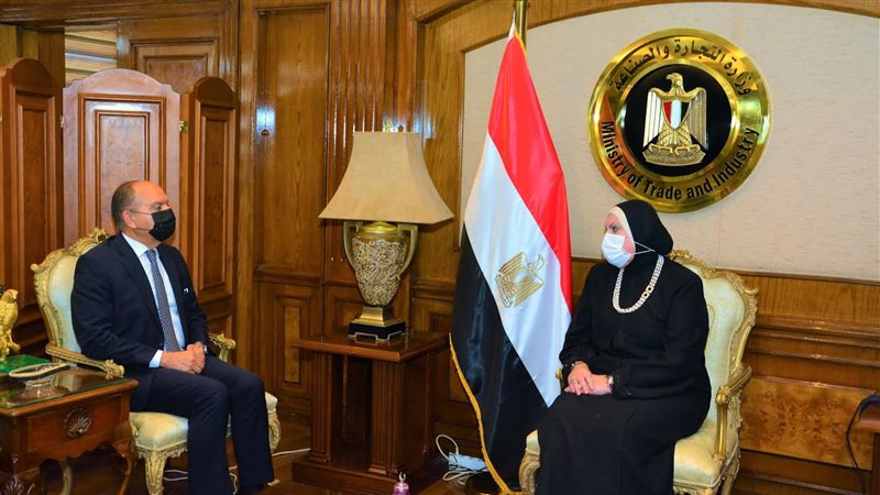 وزيرة التجارة تبحث