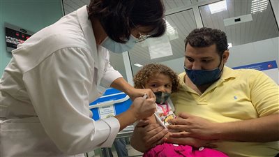 أول دولة في العالم تلقِّح الأطفال فوق العامين ضد كورونا