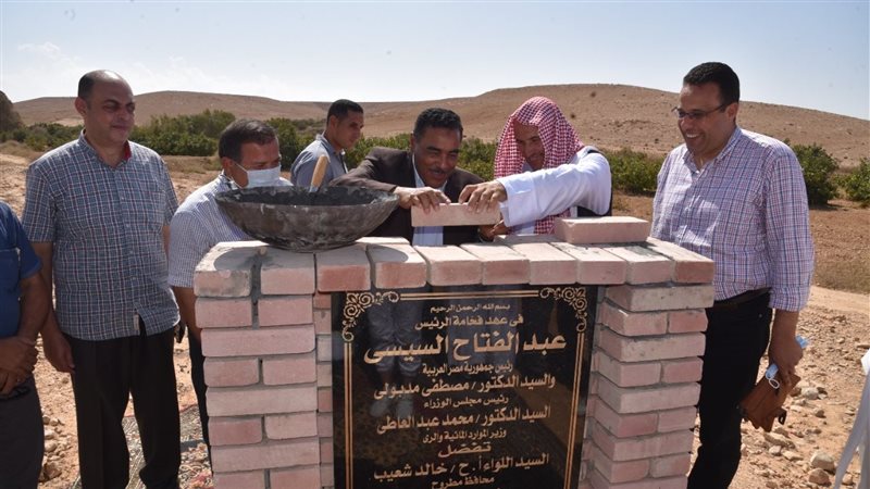 محافظ مطروح يضع حجر