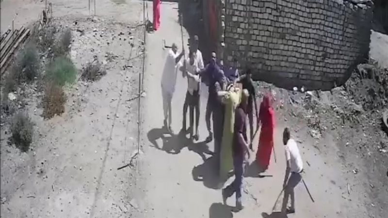 سحل وتعرية سيدة على