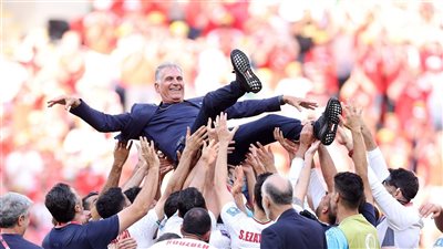 احتفال لاعبي منتخب إيران بـ كيروش بعد الفوز على ويلز | صور 