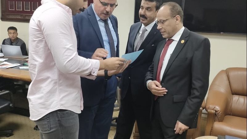 جانب من سحب الاستمارات