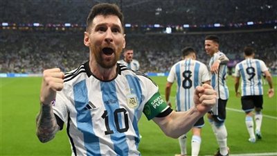 ميسي يدهس قميص المكسيك بعد هزيمتهم في كأس العالم| صور
