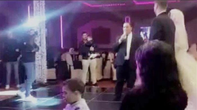 الأب في قاعة الأفراح