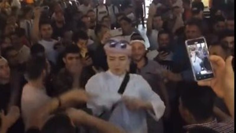 مشجع ياباني يثير