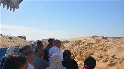 محافظ الوادي الجديد يتفقد أعمال توصيل الصرف الصحي لمنطقة عين البرج بالخارجة