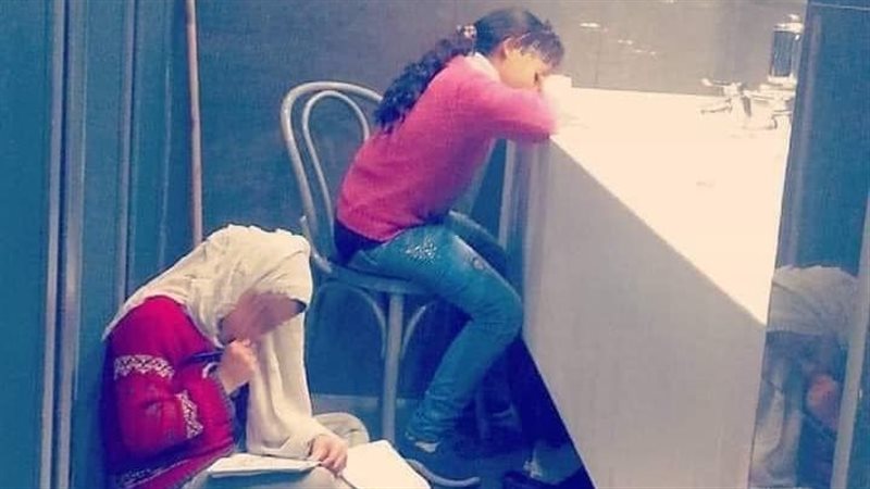 طفلتان تذاكران في