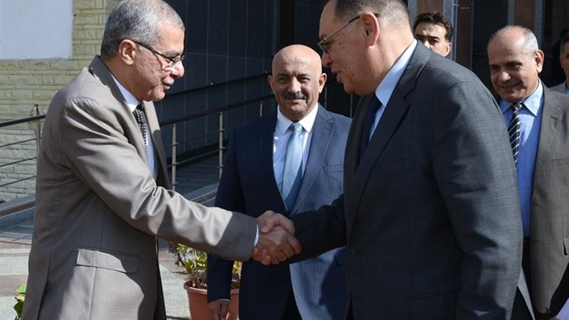 المحافظ يهنئ رئيس