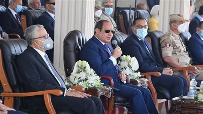  السيسي: إحنا مع بعض كلنا.. وتبقى مصيبة لو حد خد جنب ضد التاني