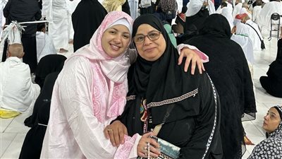 منى فاروق تؤدي مناسك العمرة برفقة والدتها