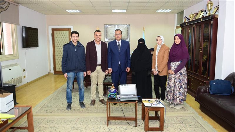 طلاب مع رئيس جامعة