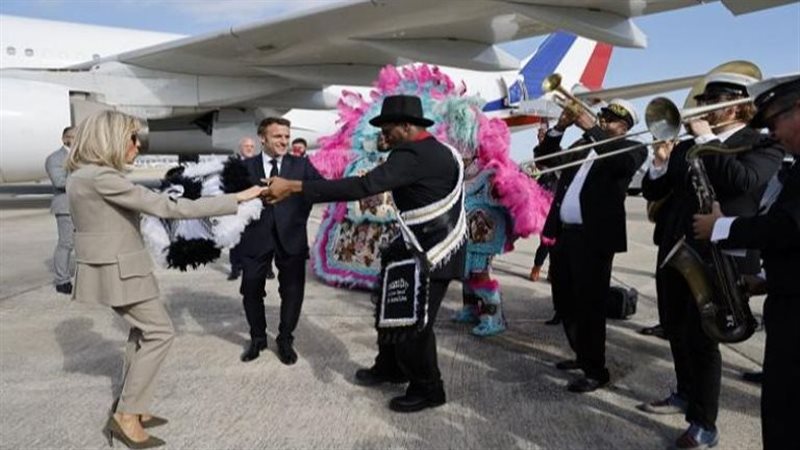 ماكرون يرقص برفقة