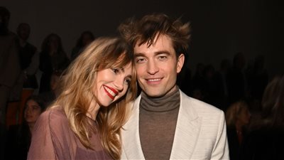 الحب تحت سفح الأهرامات.. رومانسية روبرت باتينسون وسوكي واترهاوس في عرض Dior | فيديو وصور