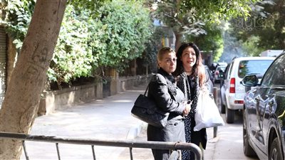 بالدموع وملامح يغلب عليها الحزن.. سيمون تودع الإعلامي مفيد فوزي| صورة