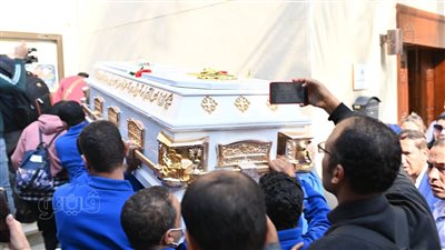 تشييع جثمان مفيد فوزي إلى مثواه الأخير بأرض الجوف | صور