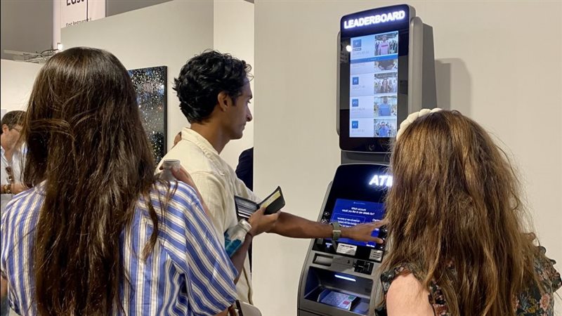 ماكينة صراف آلي تظهر