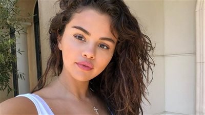سيلينا جوميز تشوق جمهورها بصورة جديدة من حملة ماركتها العالمية Rare Beauty