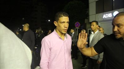عامل النظافة صاحب واقعة الكشري يشارك في عزاء مفيد فوزي بالفيديو