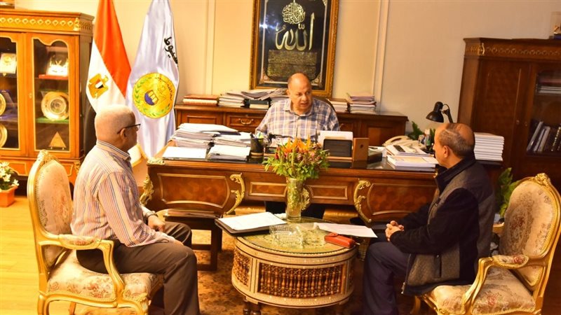 اجتماع محافظ أسيوط