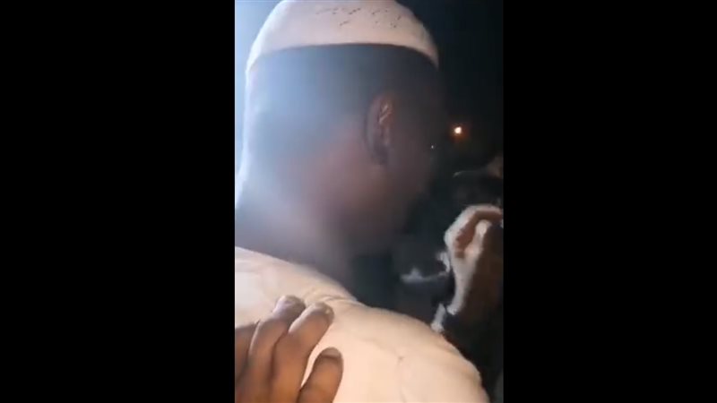 طبيب أجهش بالبكاء