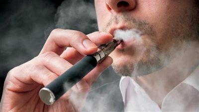 باحث يكشف حقائق كارثية في السجائر الإلكترونية