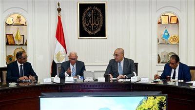 ‫وزير الإسكان ومحافظ بورسعيد يتابعان موقف المشروعات المختلفة بالمحافظة 