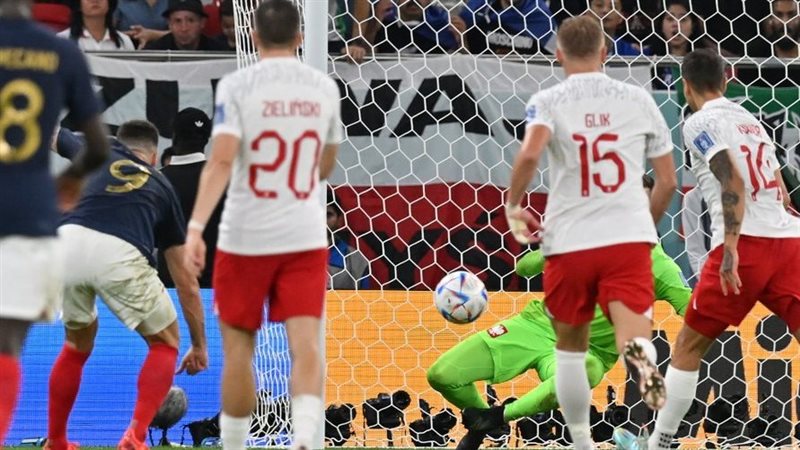 منتخب بولندا امام