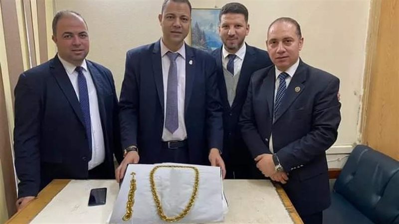 الذهب بحوزة رجال