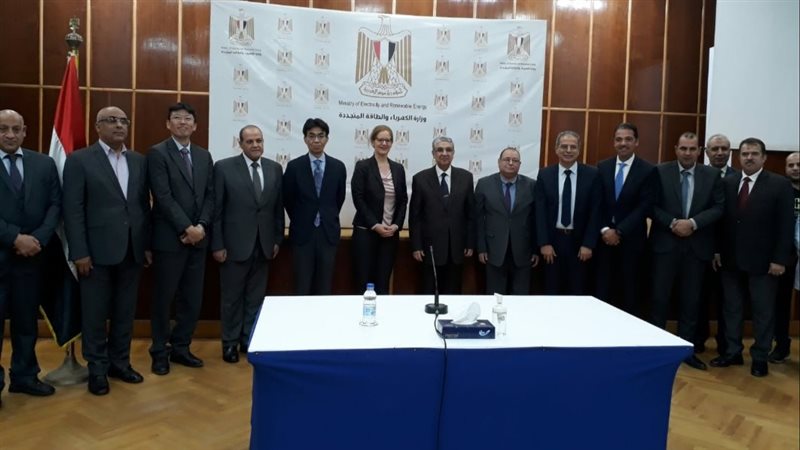 توقيع عقد بين شركة