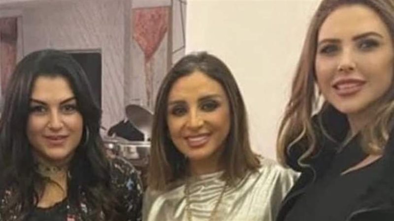 أنغام برفقة أصدقائها،
