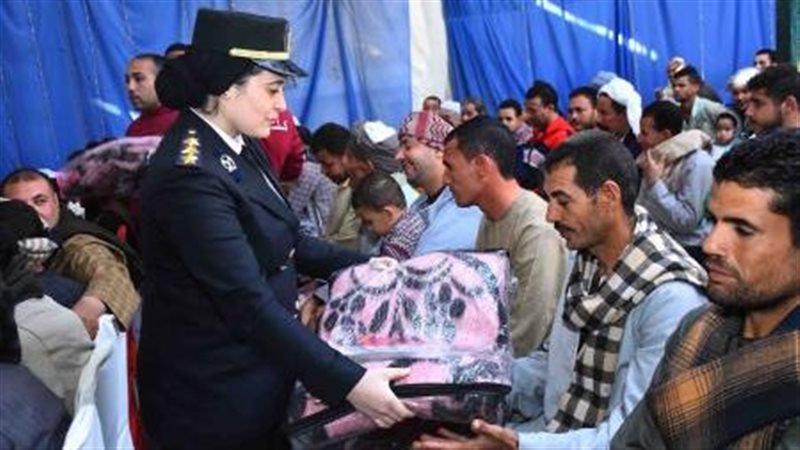  الداخلية توزع مساعدات