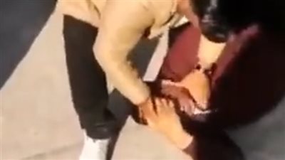 لحظة ابتلاع موظف 1192 جنيها رشوة أثناء القبض عليه (فيديو)