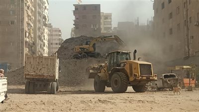 رفع التراكمات التاريخية بشارع الأربعين بحي البساتين (صور)