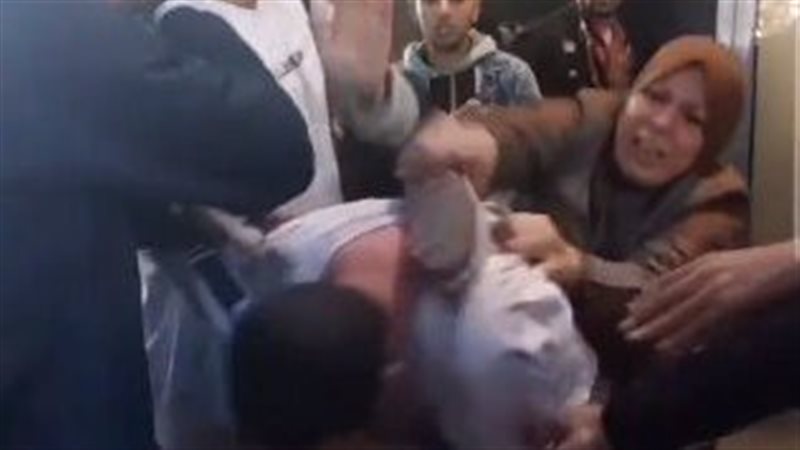 سيدة تضرب شاب تحرش