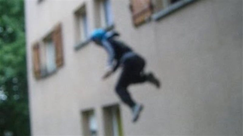 فتاة ألقت نفسها من
