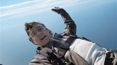توم كروز يشكر جمهوره علي نجاح Top Gun بقفزة خطيرة