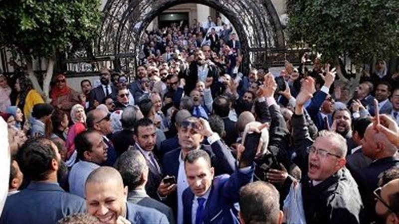 وقفات المحامين ضد