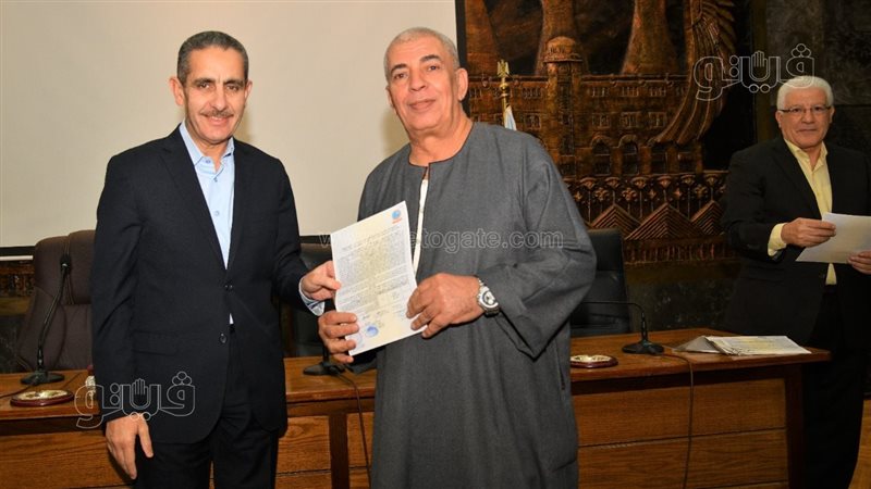 محافظ الغربية يوقع