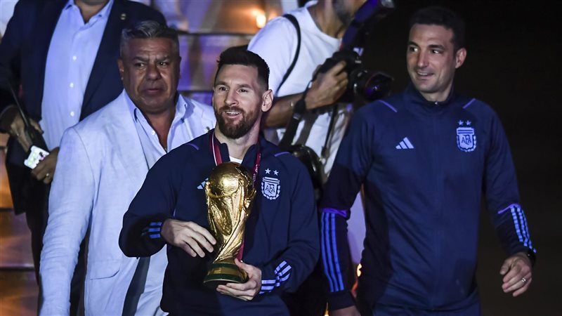 ميسي يحمل كأس العالم