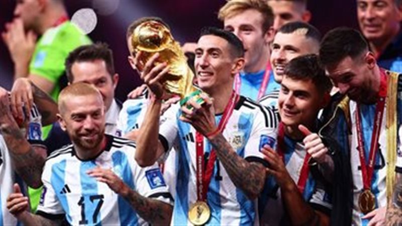 دي ماريا يحمل كأس