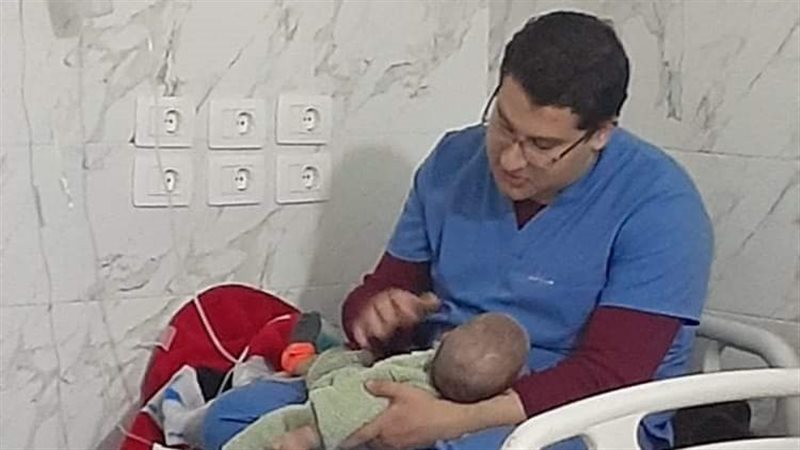 ممرض يداعب طفلًا