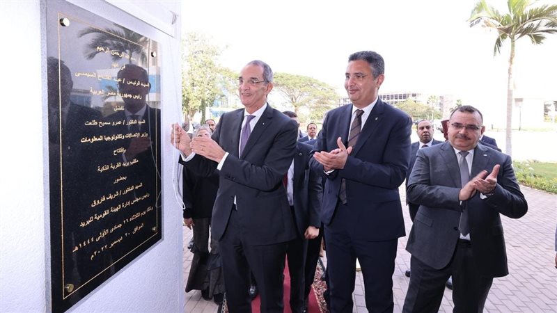 وزير الاتصالات خلال