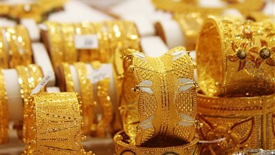 تحديث لحظى لسعر الذهب، تاجر يكشف كيفية حساب مصنعية الذهب على المنتجات اللوكس والشعبي (فيديو)