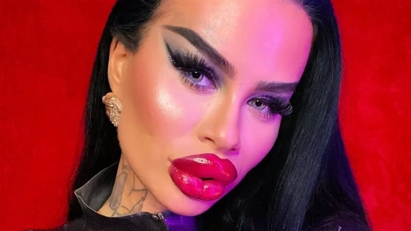 سيدة تجري عمليات