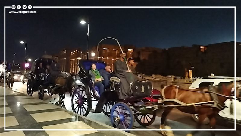 سائحون يجوبون كورنيش